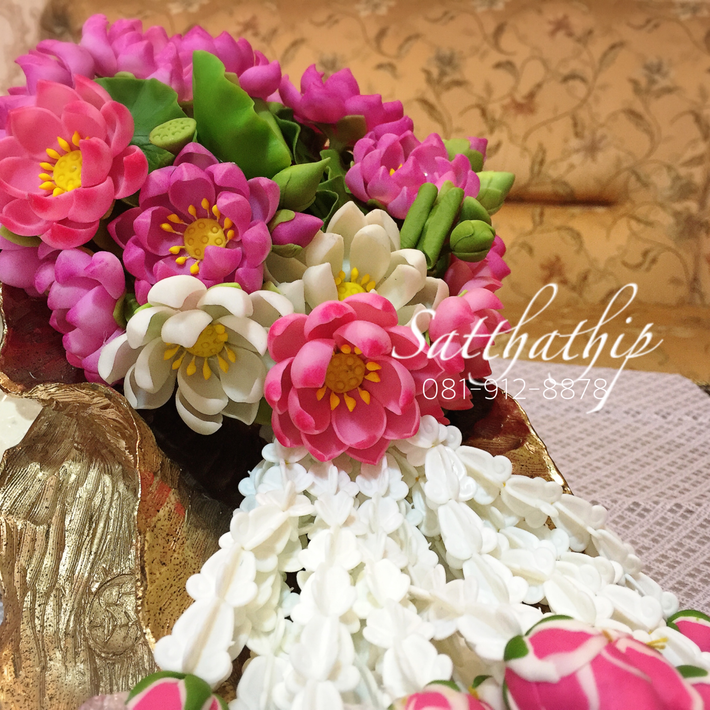 พวงมาลัยดอกบัวหลวง ประดิษฐ์จากดิน - Lotus garland