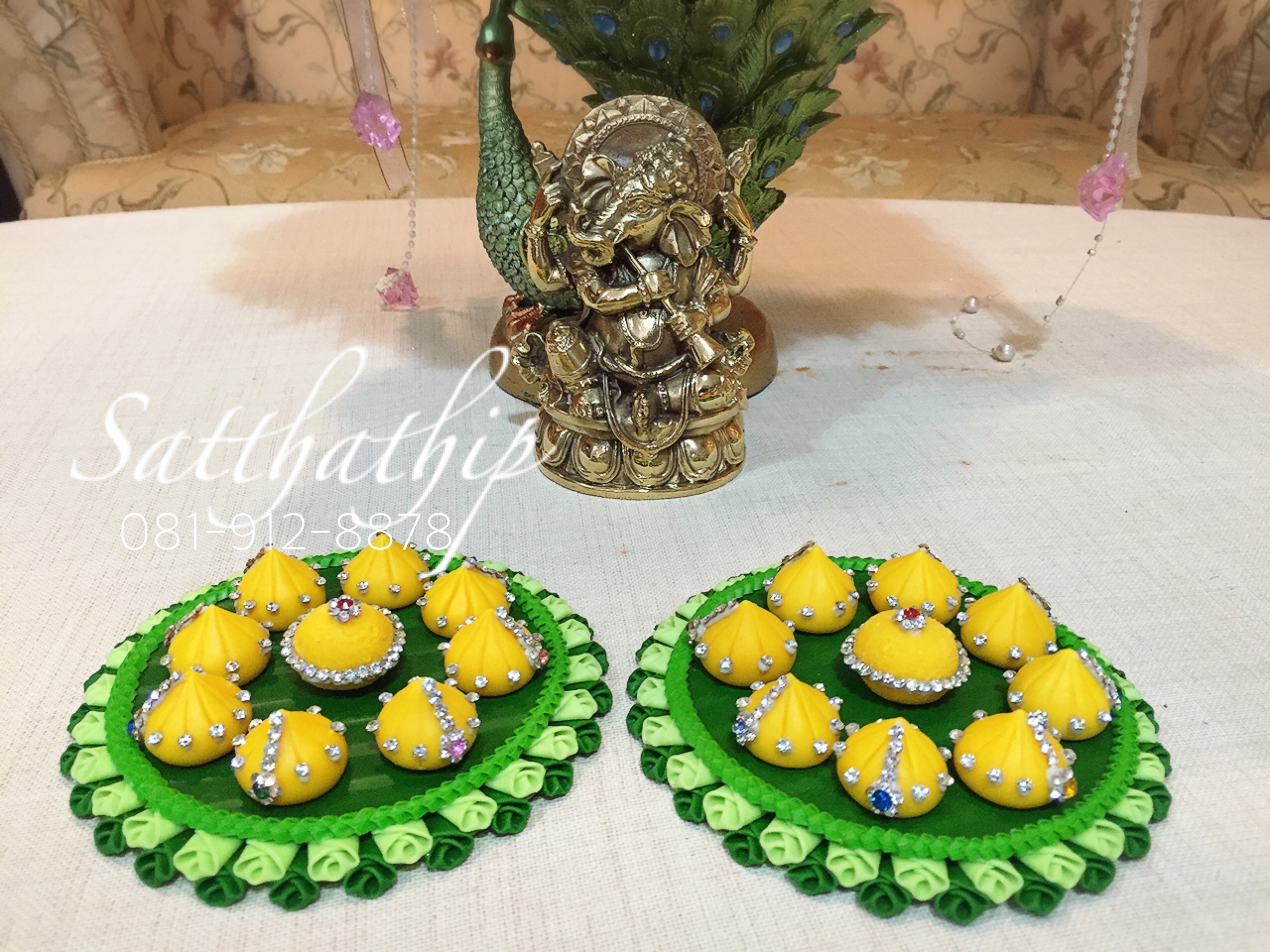 ชุดขนมลาดูและโมทกะ ประดิษฐ์จากดิน ประดับคริสตัล (นพเก้า) - Laddu and Modak
