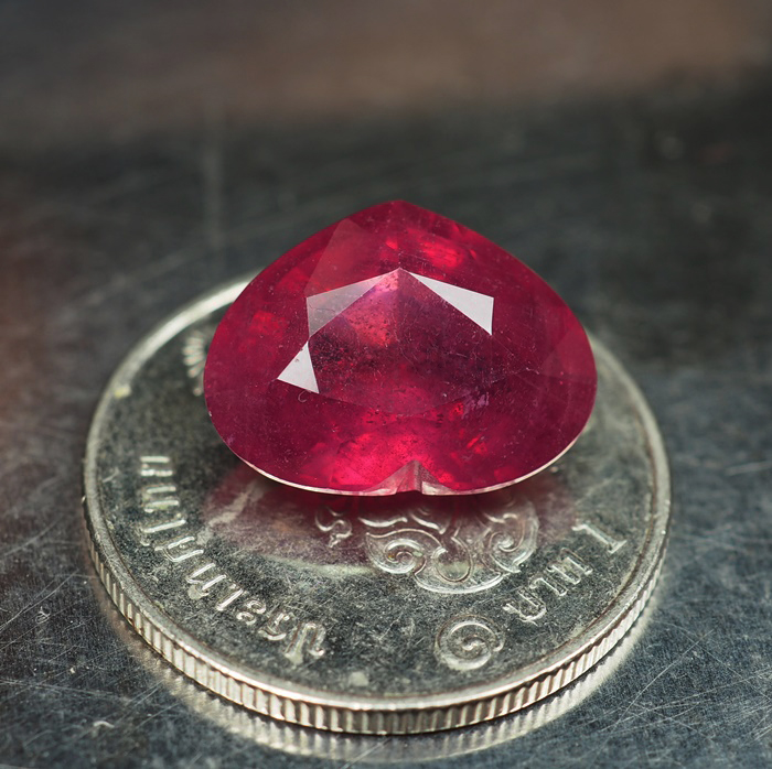 พลอยทับทิม (Ruby) 6.50 กะรัตสีชมพูอมแดง