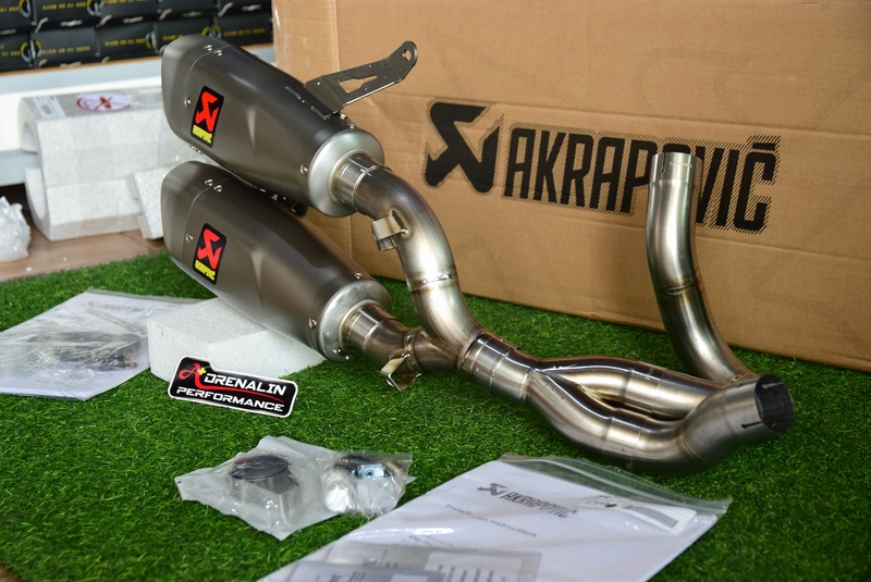 ท่อ Akrapovic ปลายคู่ GP ไทเทเนียม สำหรับ Monster 937 (For Exhibition only)