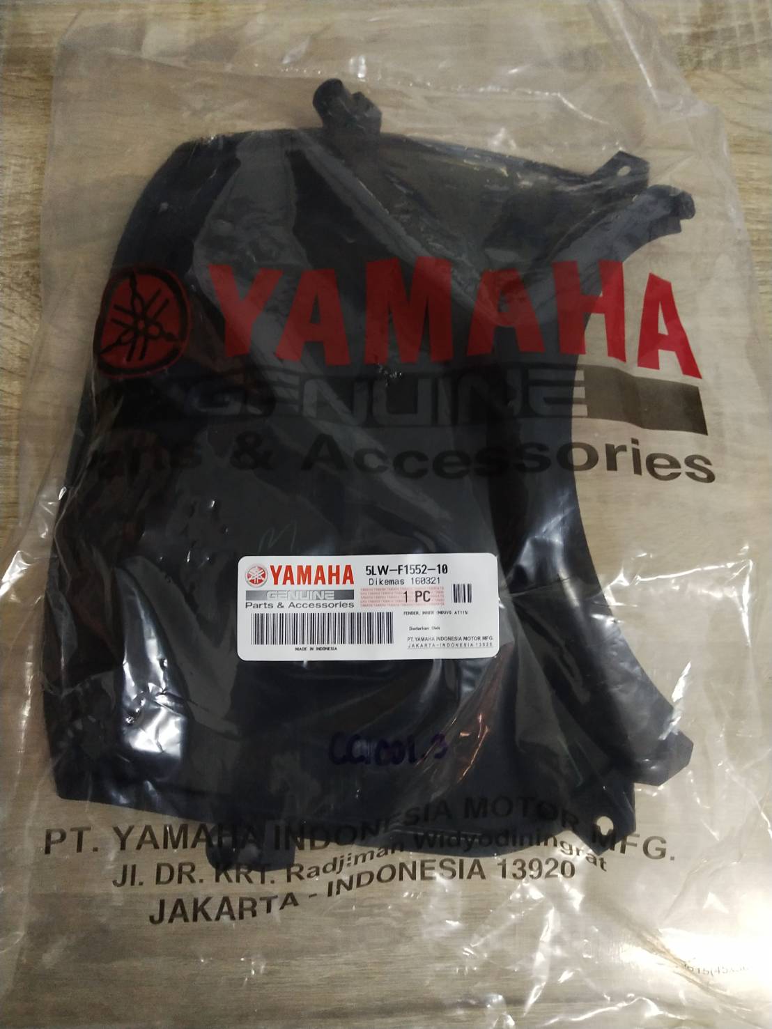 บังโคลนตัวใน (สีดำ) สำหรับรุ่น NOUVO ปี 2004 อะไหล่แท้ YAMAHA 5LW-F1552-10