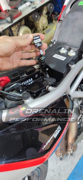 ตัวหลอกเซอร์โวท่อไอเสีย Healtech สำหรับ Hyper motard 950