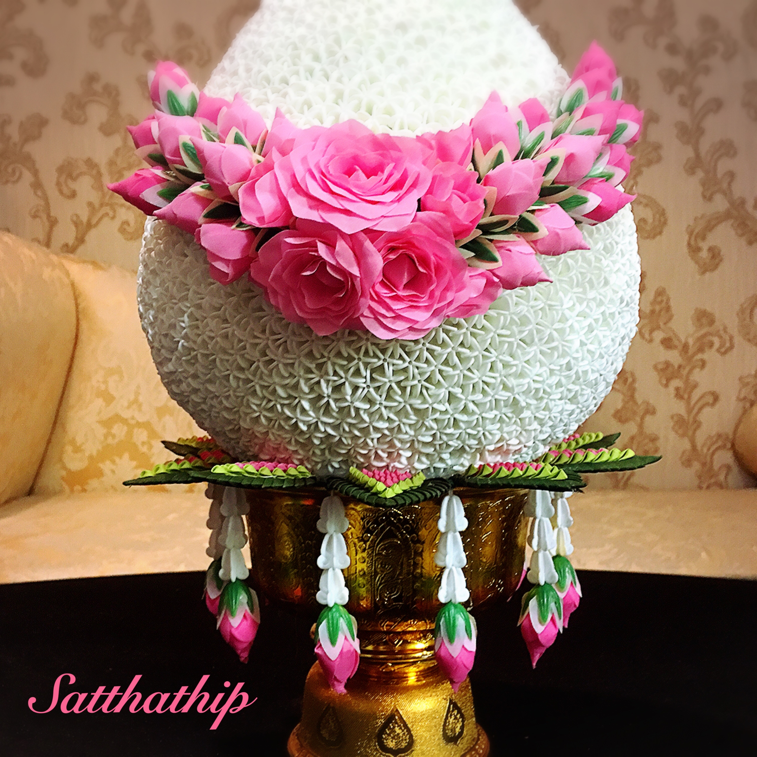 พานพุ่มดอกรัก/พานพุ่มดอกรักประดิษฐ์ (พลาสติก) ประดับช่อเอื้อง และยอดกลีบกุหลาบผ้า - Phan bush