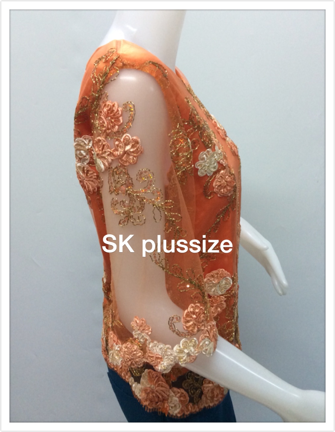 เสื้อลูกไม้บุหงา คอปาด แขน 3 ส่วน สีส้ม รอบอก 36 นิ้ว
