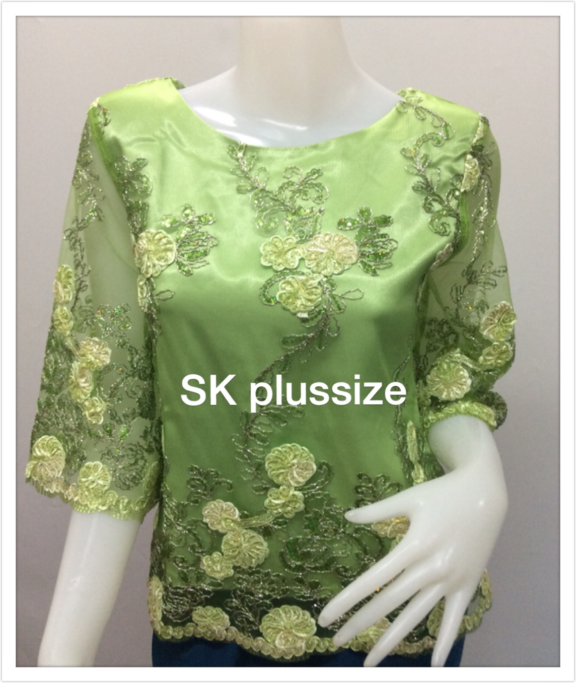 เสื้อลูกไม้บุหงา คอปาด แขน 3 ส่วน สีเขียว รอบอก 36 นิ้ว