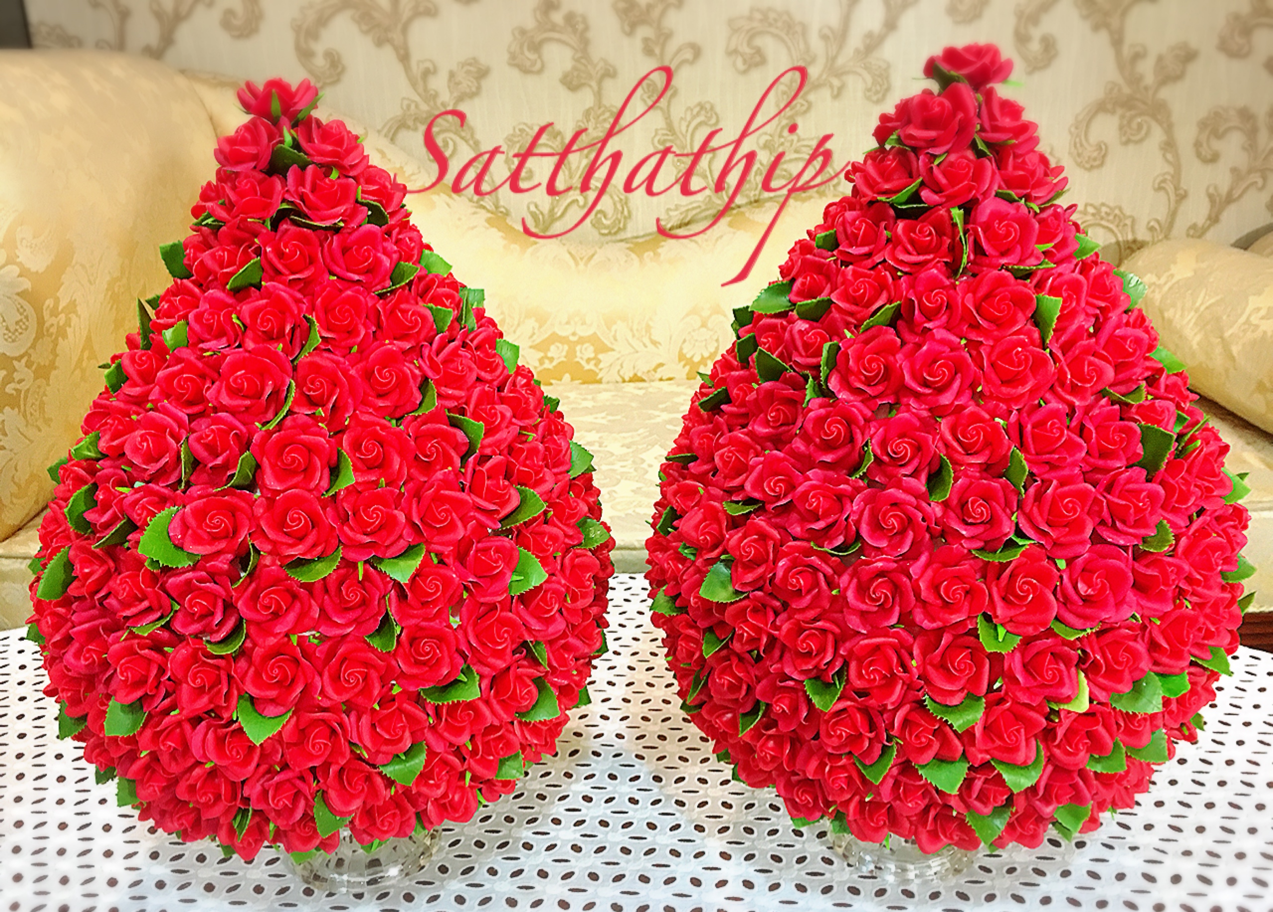 พานพุ่มดอกกุหลาบ ประดิษฐ์จากดิน [11 นิ้ว 12,600 บาท/คู่]