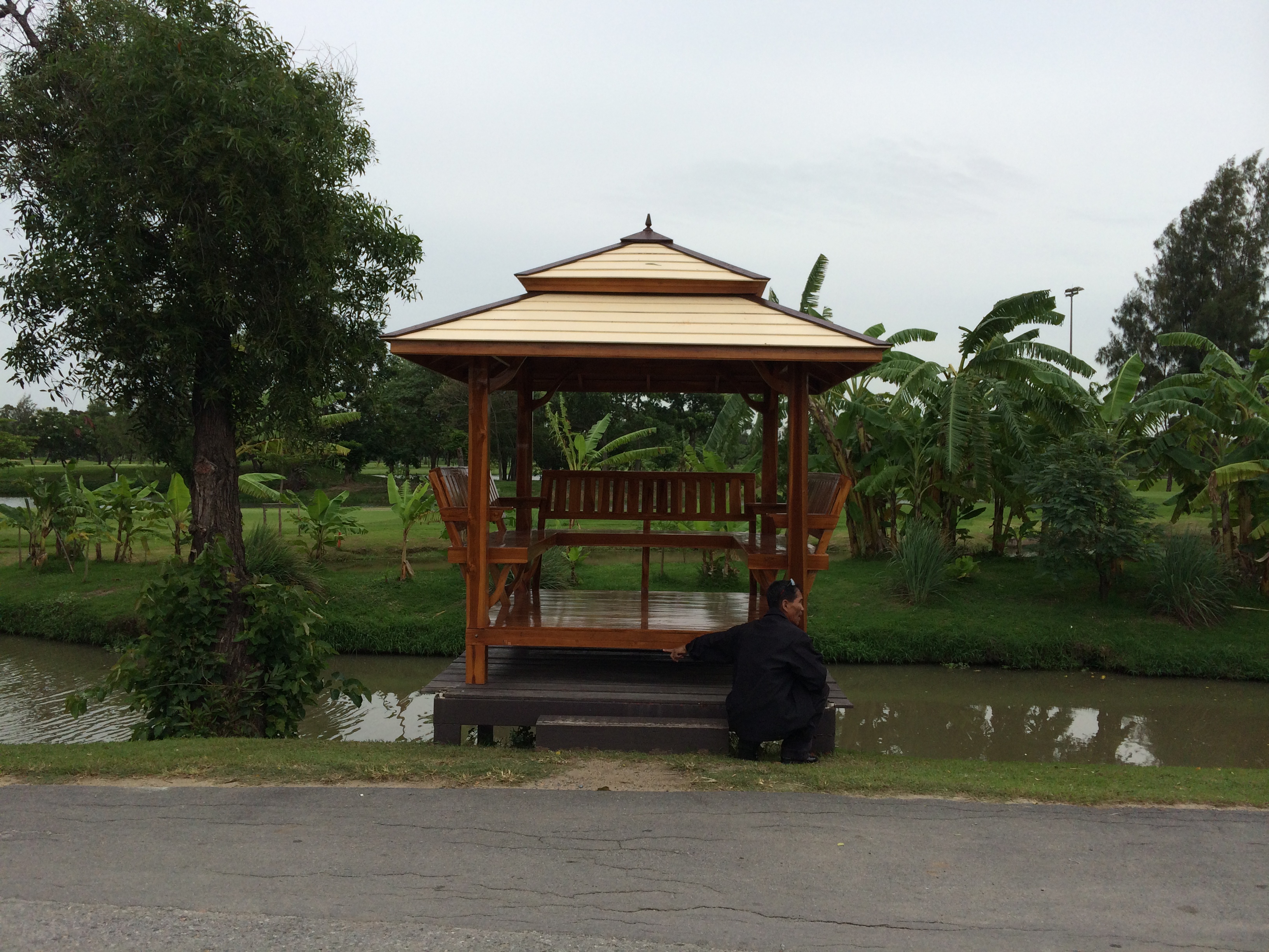 ส่งศาลาไม้สัก ที่สนามกอร์ฟกองทับบก รามอินทรา 5 หลังครับ