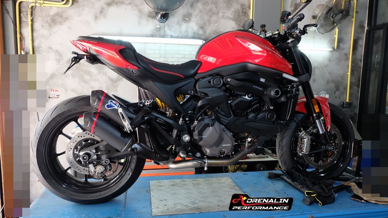 ท่อคู่ Racing termignoni สำหรับ Monster 937 ducati performance ท่อดำปากคาร์บอน พร้อมคอกลาง แทนที่แคต (For Exhibition only)