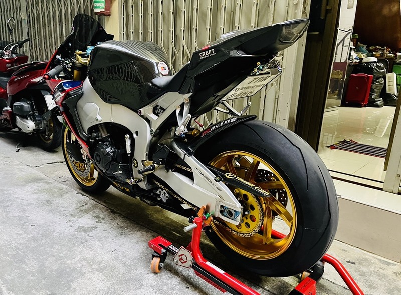 บังโคลนหลัง คาร์บอน Magical Racing จาก Japan สำหรับ CBR1000 2017-20