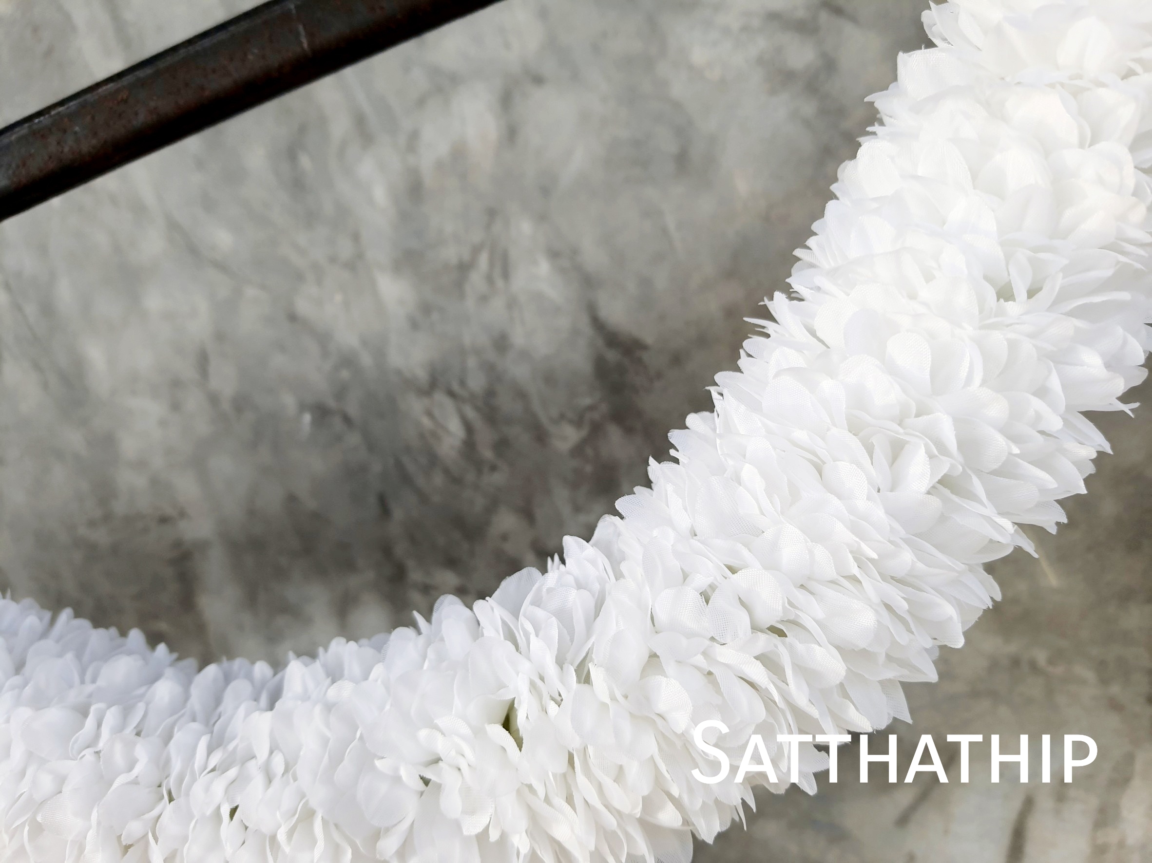 พวงมาลัยผ้าสองชาย [แบบตัดก้านดอก ร้อยแน่น 450 บาท/เมตร]