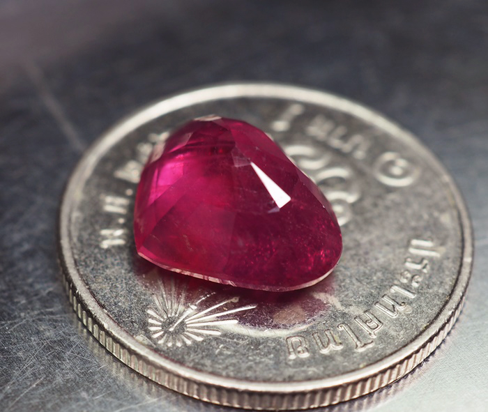 พลอยทับทิม (Ruby) 4.70 กะรัตสีแดงเข้ม