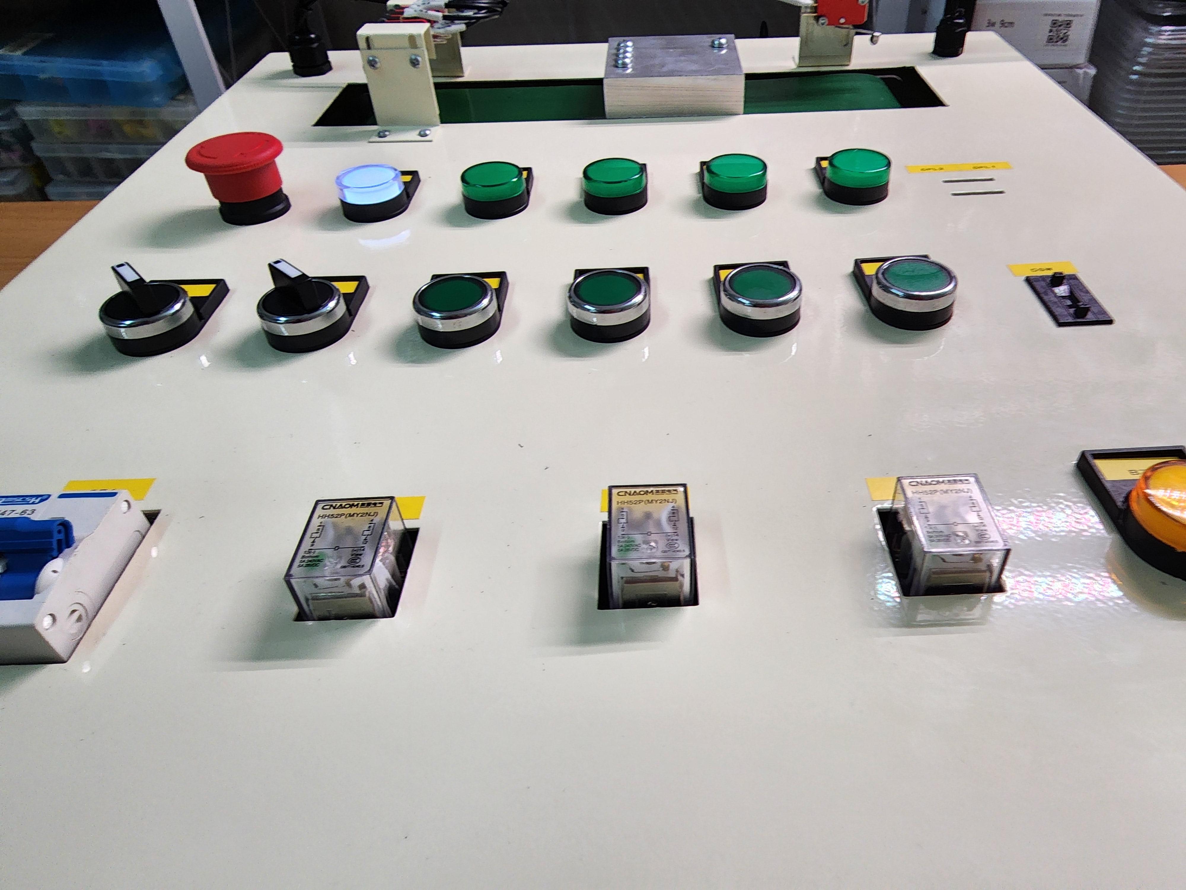 ชุดฝึกอบรม PLC พร้อม ชุด Conveyor สำหรับการจำลองการทำงานเครื่องจักร