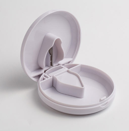 กล่องใส่ยาพร้อมที่ตัดยา,กล่องตัดยา,ที่ตัดเม็ดยา,ที่ตัดยา,มีดหั่นยา