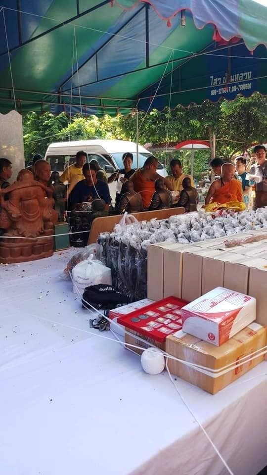 เหรียญองค์พ่อ พระวิษณุกรรม ช่างกลสยาม รุ่นสร้างศาลาที่ประทับ ณ.วัดโกมุทพุทธรังษี เนื้อทองเหลือง ปี 2562