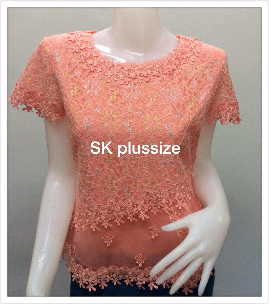 เสื้อลูกไม้ สีส้ม ชายผ้าแก้ว แขนสั้น รอบอก 36 นิ้ว