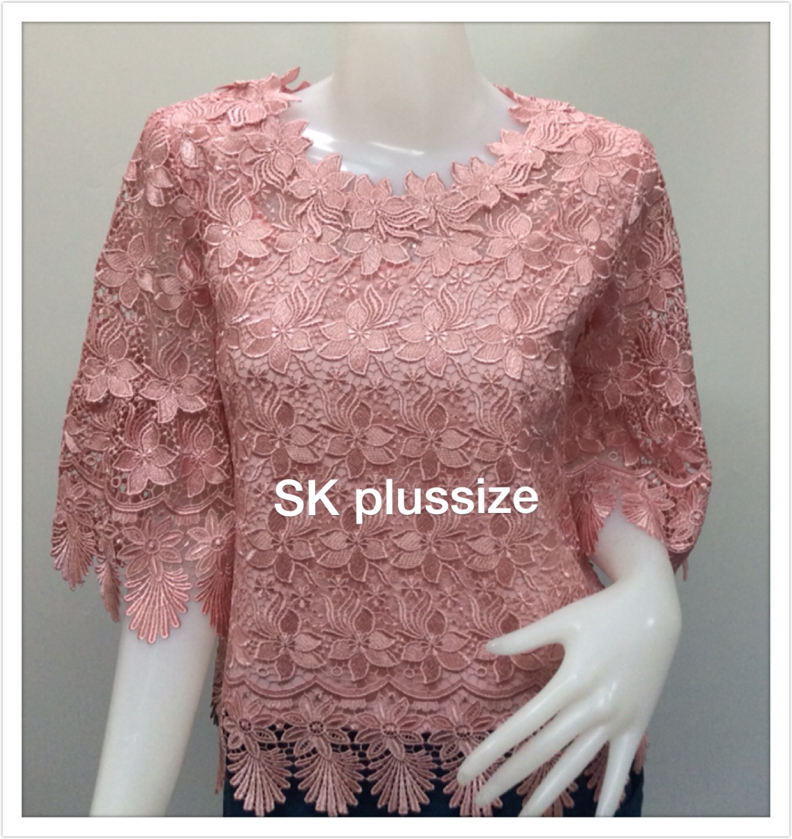 เสื้อลูกไม้ แขนพวง สีกะปิ รอบอก 40 นิ้ว