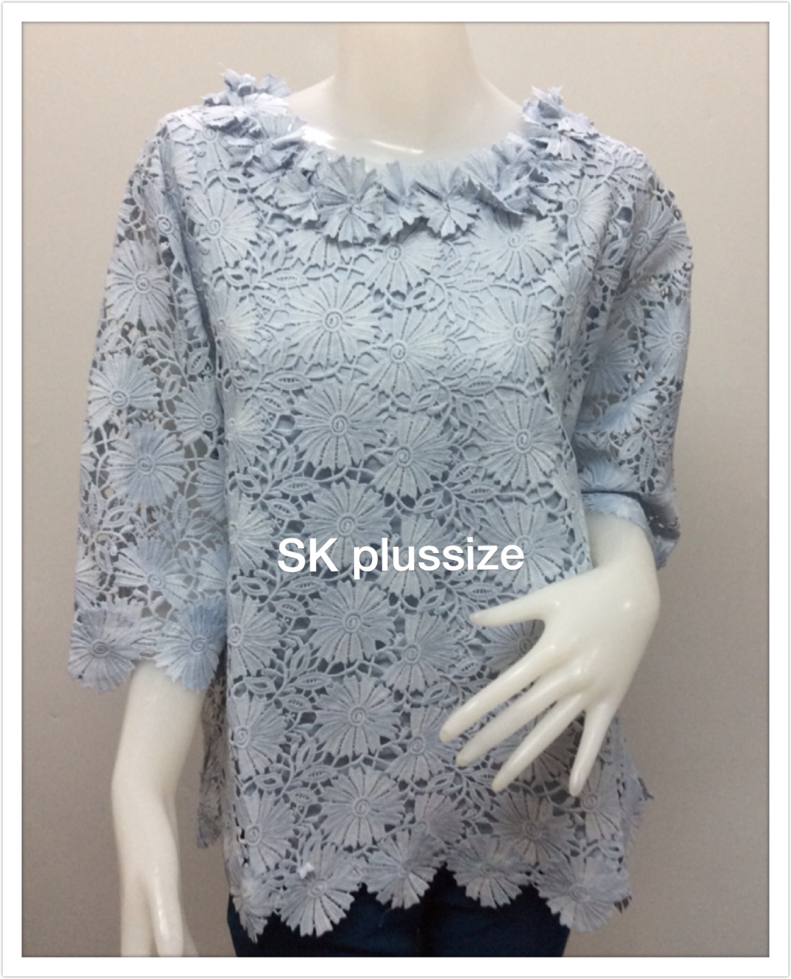 เสื้อลูกไม้ สีฟ้าอ่อน แต่งดอกไม้รอบคอ รอบอก 50 นิ้ว