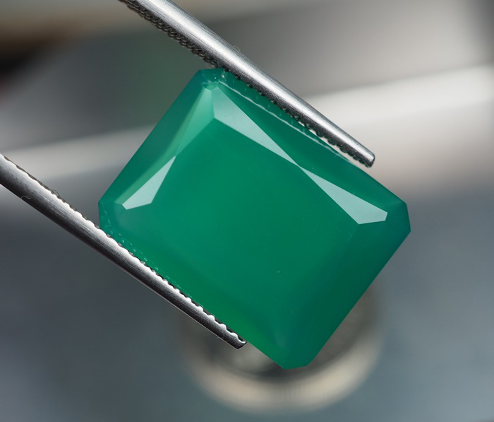 คาลซิโดนีสีเขียว (Green Chalcedony) 7.10 กะรัตเจียร 2 ด้าน