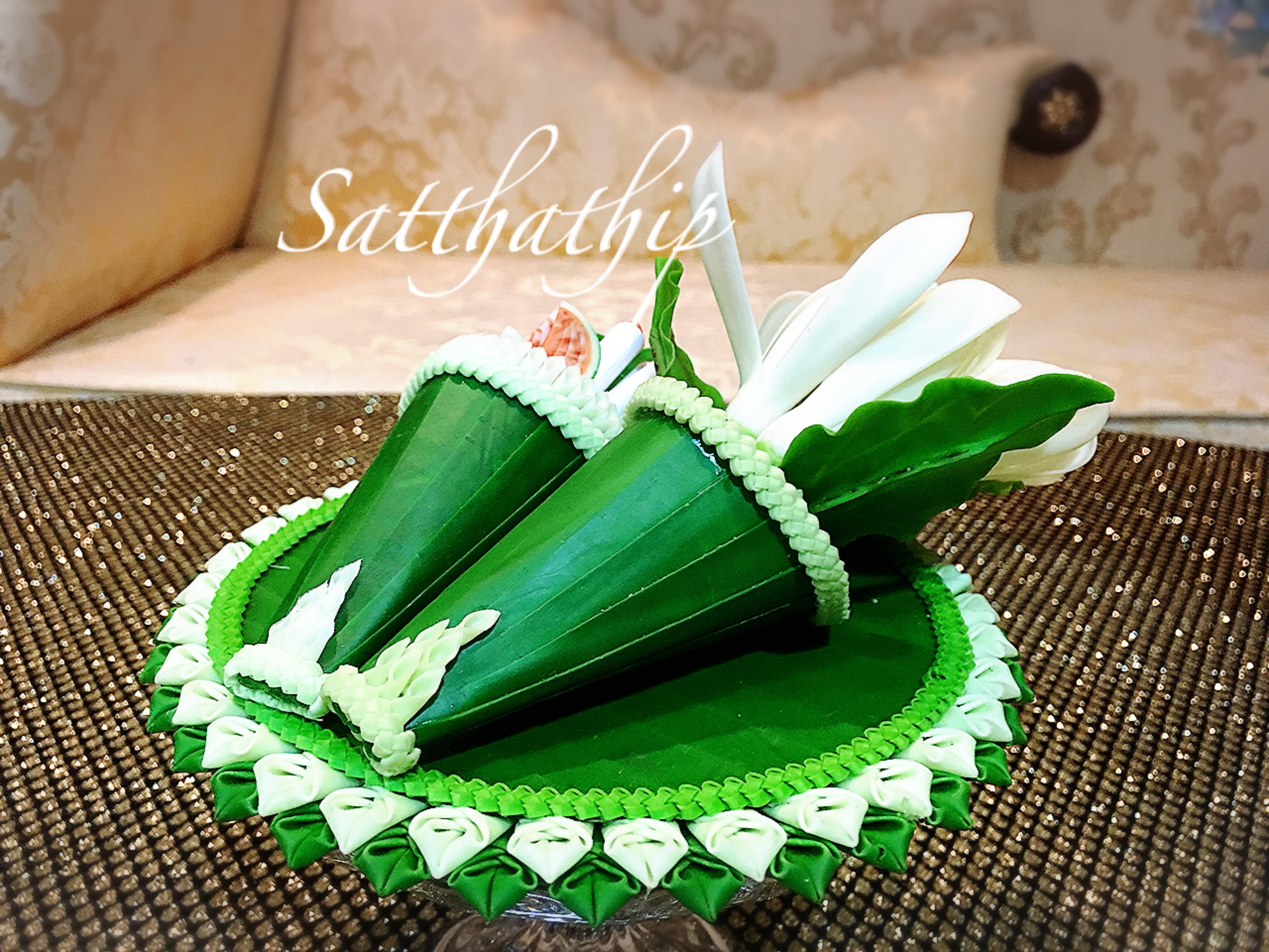 ชุดกรวยเชี่ยนหมากพลู บุหรี่ ดอกไม้ บนถาดใบตอง ประดิษฐ์จากดิน พร้อมพานแก้ว - Betel