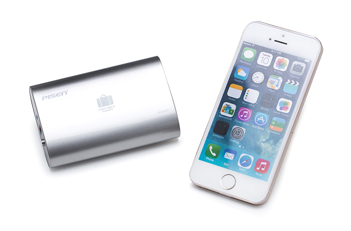 PISEN แบตสำรองแท้ 6,600 mAh พาวเวอร์แบงค์ USB 5V-2A Portable Power รุ่น TS-UC025 ปุ่มสวิตซืเปิด-ปิด ไฟฉาย LED แสดงสถานะพลังงาน เก็บประจุเต็มที่ได้ยาวนาน รูปทรงโค้งมน ขนาดกระทัดรัดจับถนัดกระชับมือ - สีซิลเวอร์