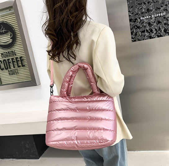 กระเป๋าบุนวม,กระเป๋าสะพายสำหรับผู้หญิง