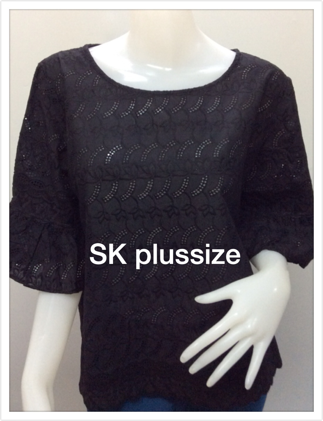 เสื้อคอตตอนฉลุ สีดำ คอปาด แขนต่อระบาย รอบอก 50 นิ้ว