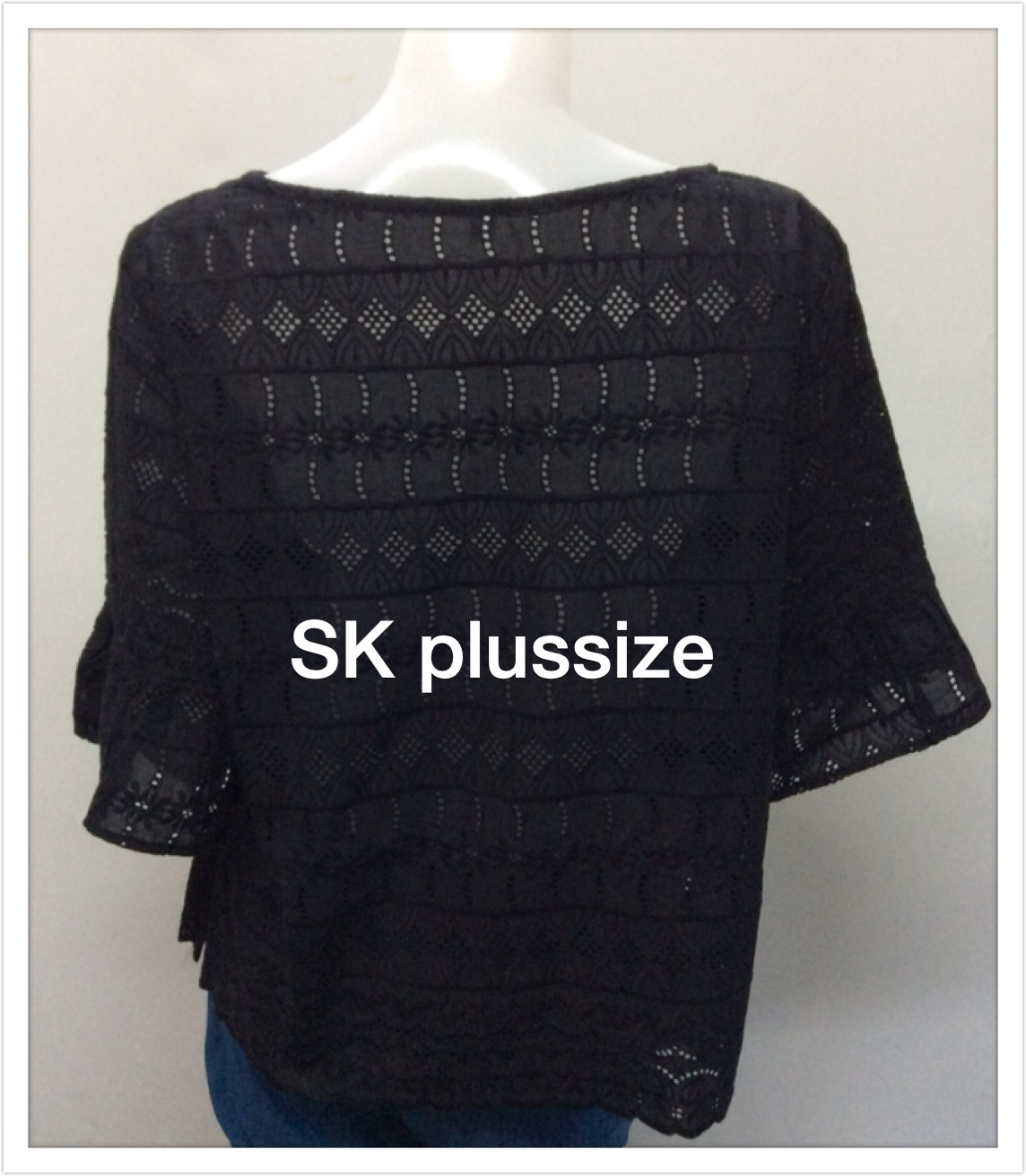 เสื้อคอตตอนฉลุ สีดำ คอปาด แขนต่อระบาย รอบอก 46 นิ้ว