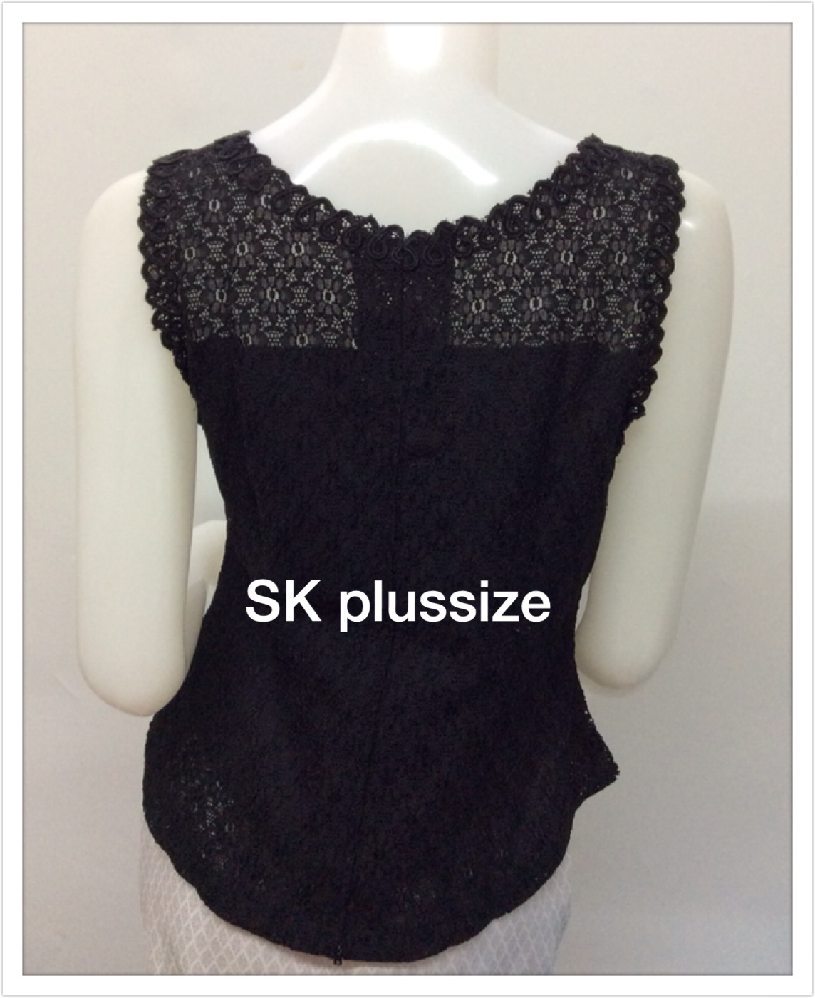 เสื้อลูกไม้ สีดำ แขนกุด รอบอก 38 นิ้ว