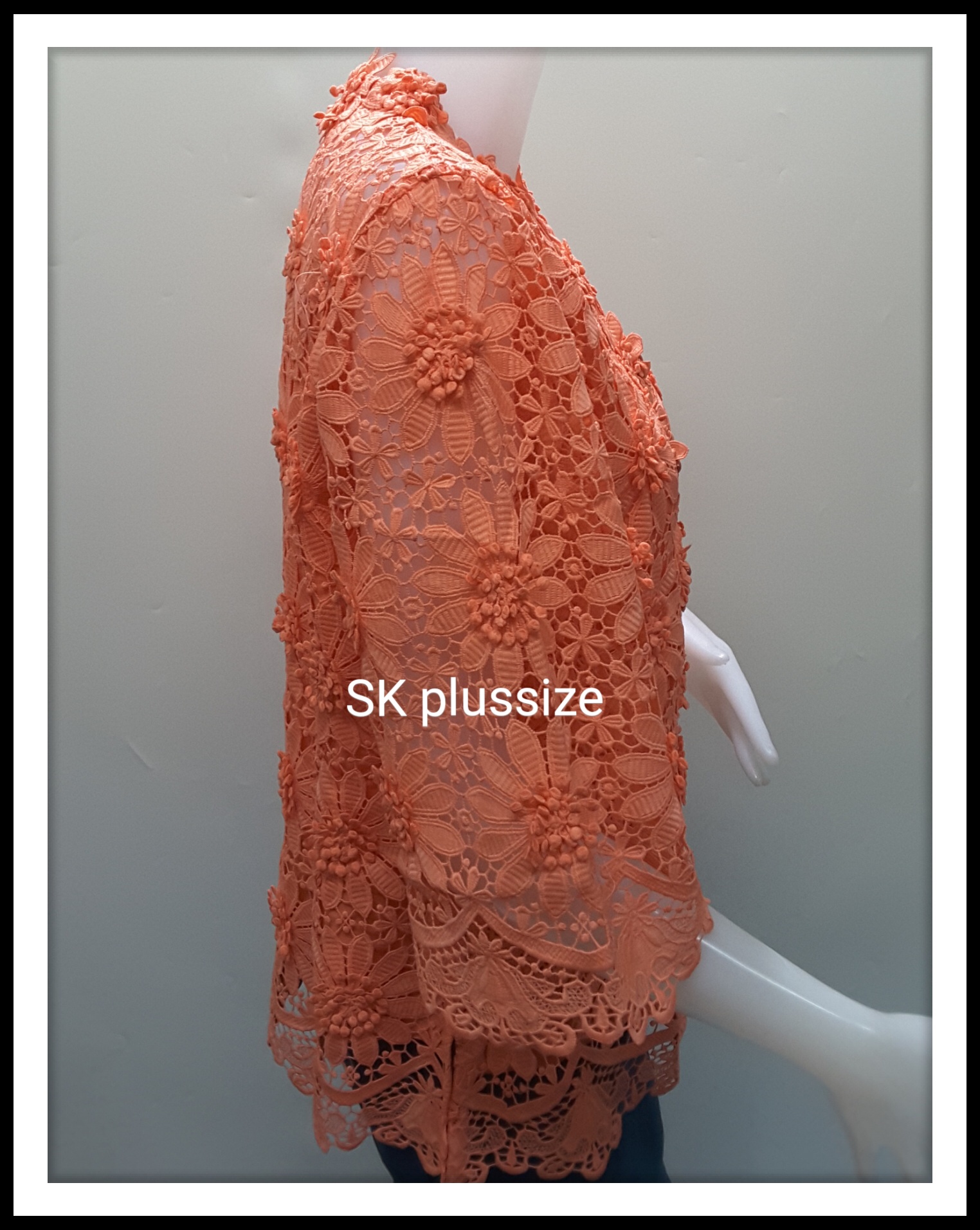 เสื้อลูกไม้ คอวีตั้ง ติดกระดุมหน้า สีส้ม รอบอก 38 นิ้ว