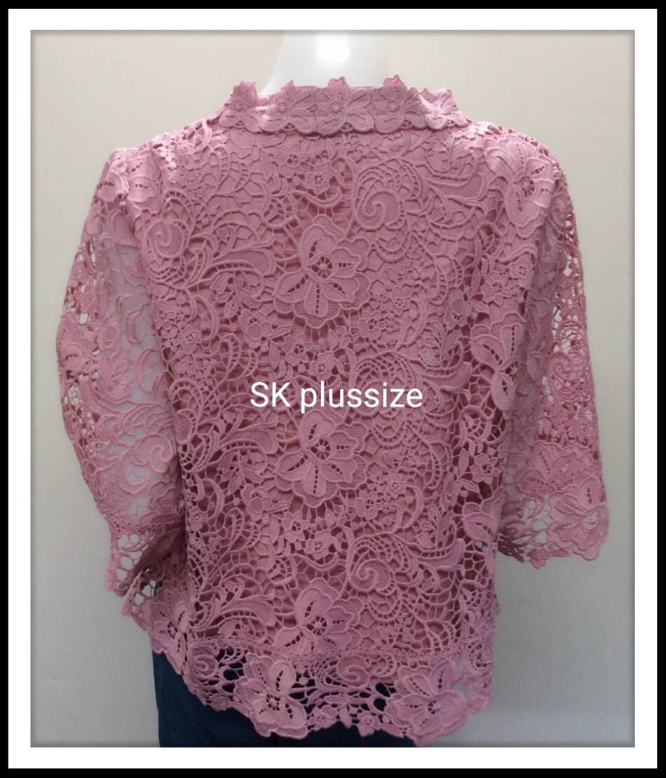 เสื้อลูกไม้คอตั้ง สีกะปิ แขน 3 ส่วน รอบอก 42 นิ้ว