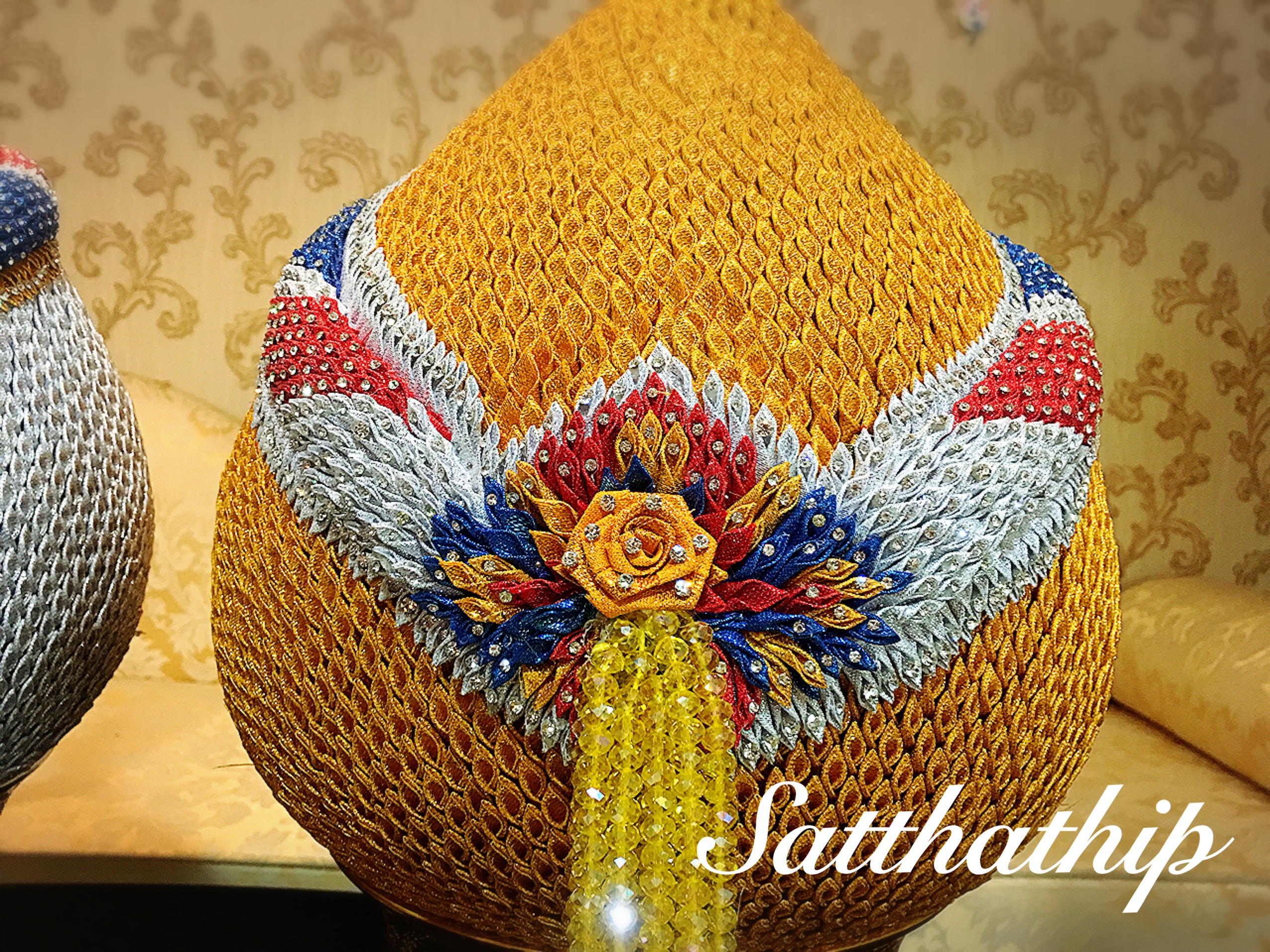 พานพุ่ม - พานพุ่มเงินทอง ประดับเกล็ดผ้าลายธงชาติ - พานพุ่มลายธงชาติ ประดับคริสตัล - Phan bush