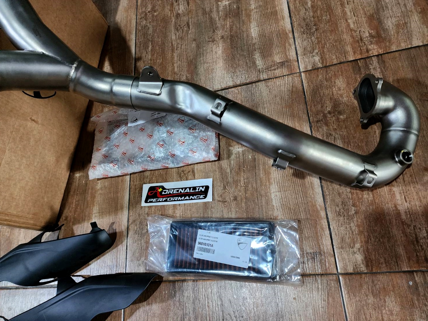 ท่อฟูล Termignoni สำหรับ Hypermotard 698 mono ท่อคู่ไทเทเนียมดำ พร้อมคอ racing แสตนเลส (For Exhibition only)