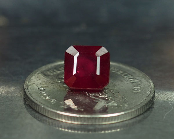 พลอยทับทิม (Ruby) 2.53 กะรัตสีแดงเข้ม