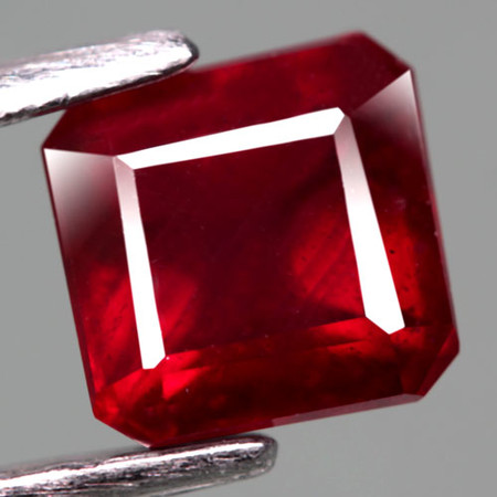พลอยทับทิม (Ruby) 1.85 กะรัตสีแดงเข้มลดราคา