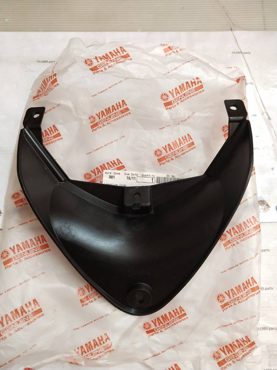 ฝาครอบแผ่นรองพักเท้าสีดำ ฟีโน่หัวฉีด FINO FI , FINO115i อะไหล่แท้ YAMAHA 1YC-F7486-00 รหัสใหม่ 1YC-F7486-01