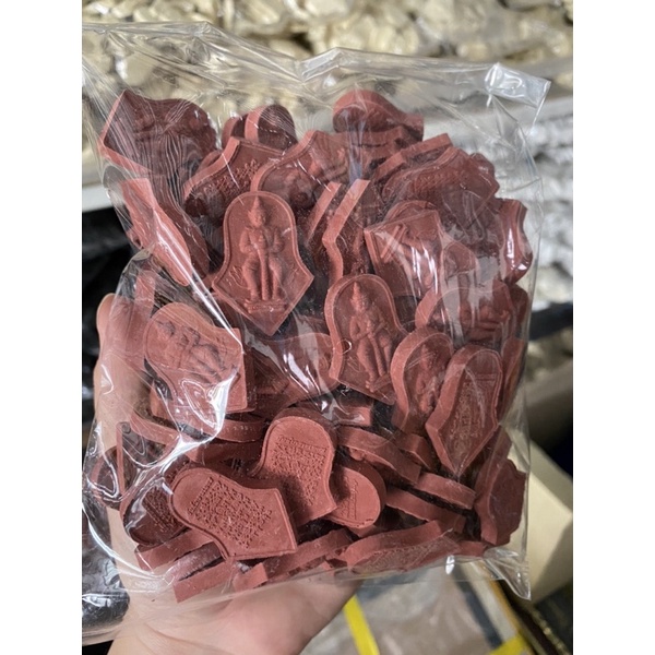 พระผงท้าวเวสสุวรรณ สีเเดง 1 ถุงมี100 องค์ สั่งหลายถุงลดราคาได้อีกนะคะ