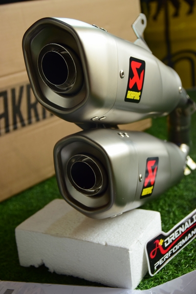 ท่อ Akrapovic ปลายคู่ GP ไทเทเนียม สำหรับ Monster 937 (For Exhibition only)