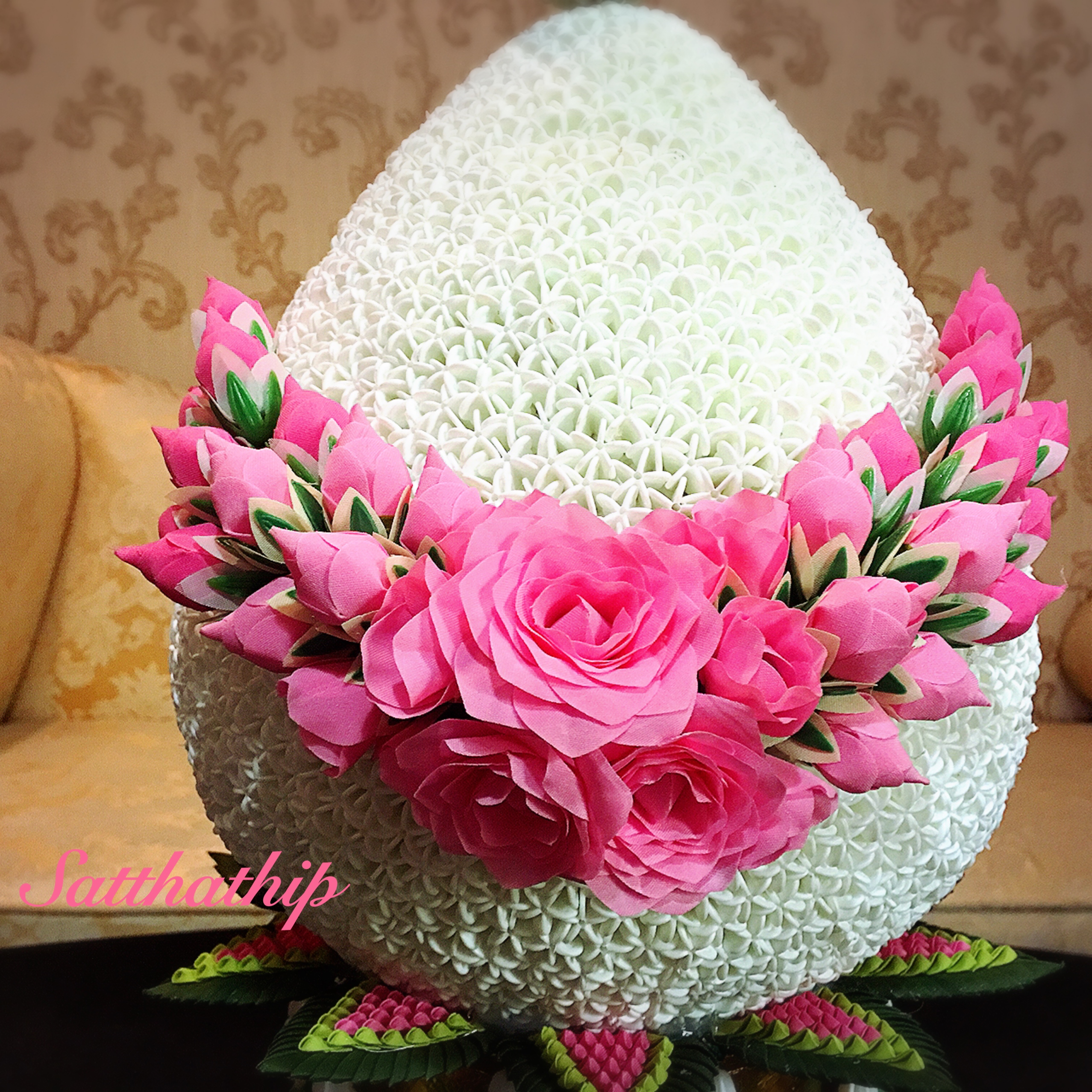 พานพุ่มดอกรัก/พานพุ่มดอกรักประดิษฐ์ (พลาสติก) ประดับช่อเอื้อง และยอดกลีบกุหลาบผ้า - Phan bush