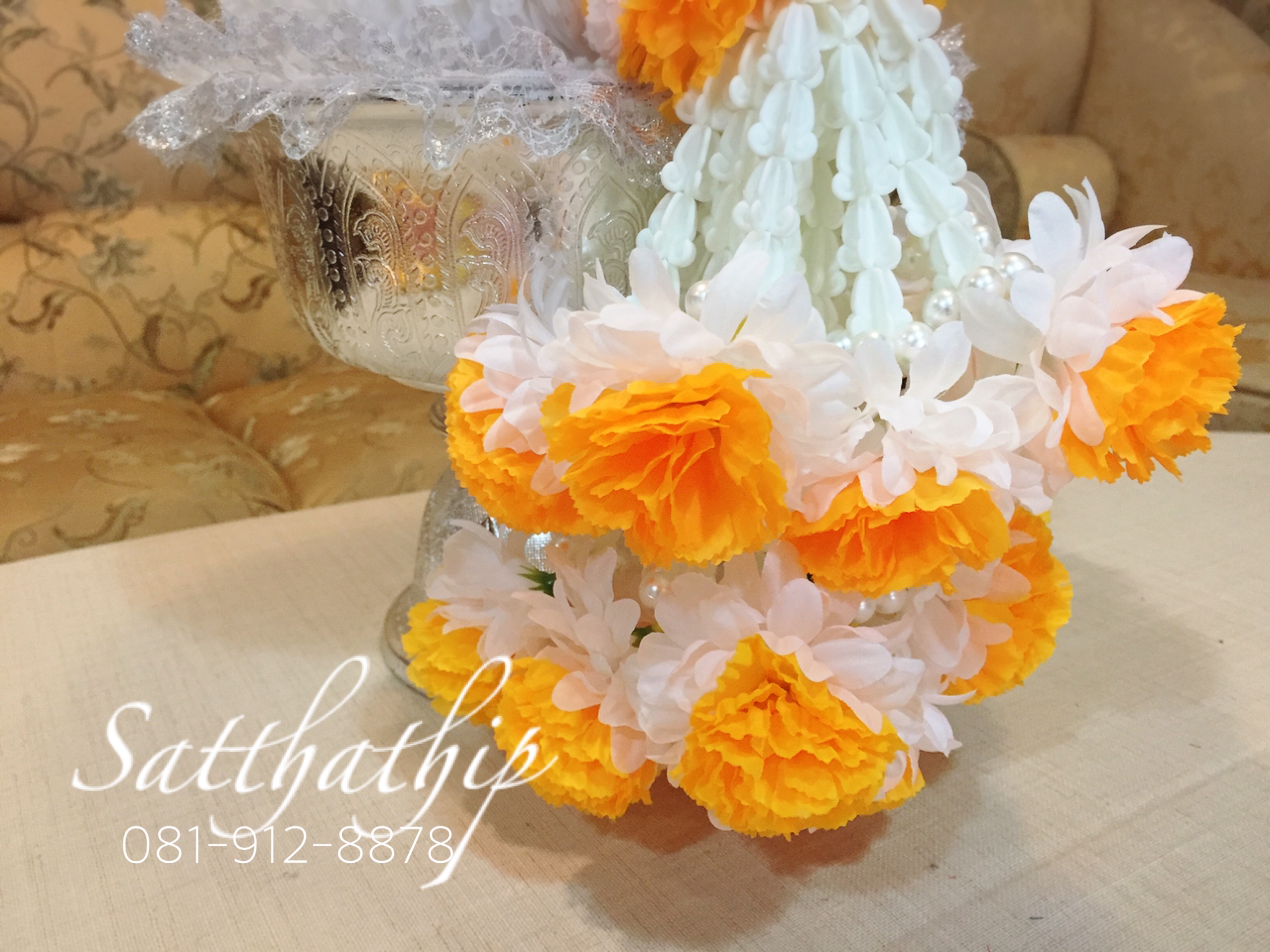 พวงมาลัยดอกมัมผ้า (ร้อยด้วยกลีบ) สีขาวผสมดอกดาวเรืองผ้าสีเหลืองส้ม - Fabric garland