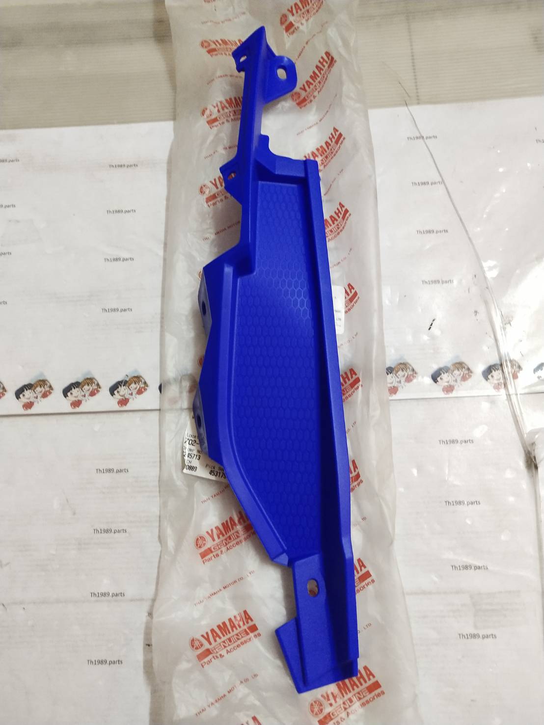 ฝาข้างขวาตัวบนด้านในสีน้ำเงิน สำหรับรุ่น TTX AF115FX '2012 อะไหล่แท้ YAMAHA 1GS-F171M-40
