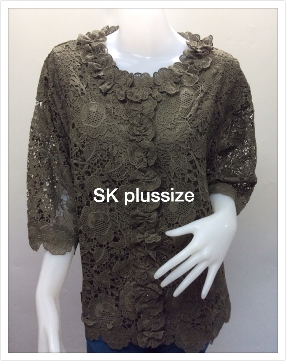 เสื้อลูกไม้ สีเขียวขี้ม้า ติดกระดุมหน้า รอบอก 52 นิ้ว