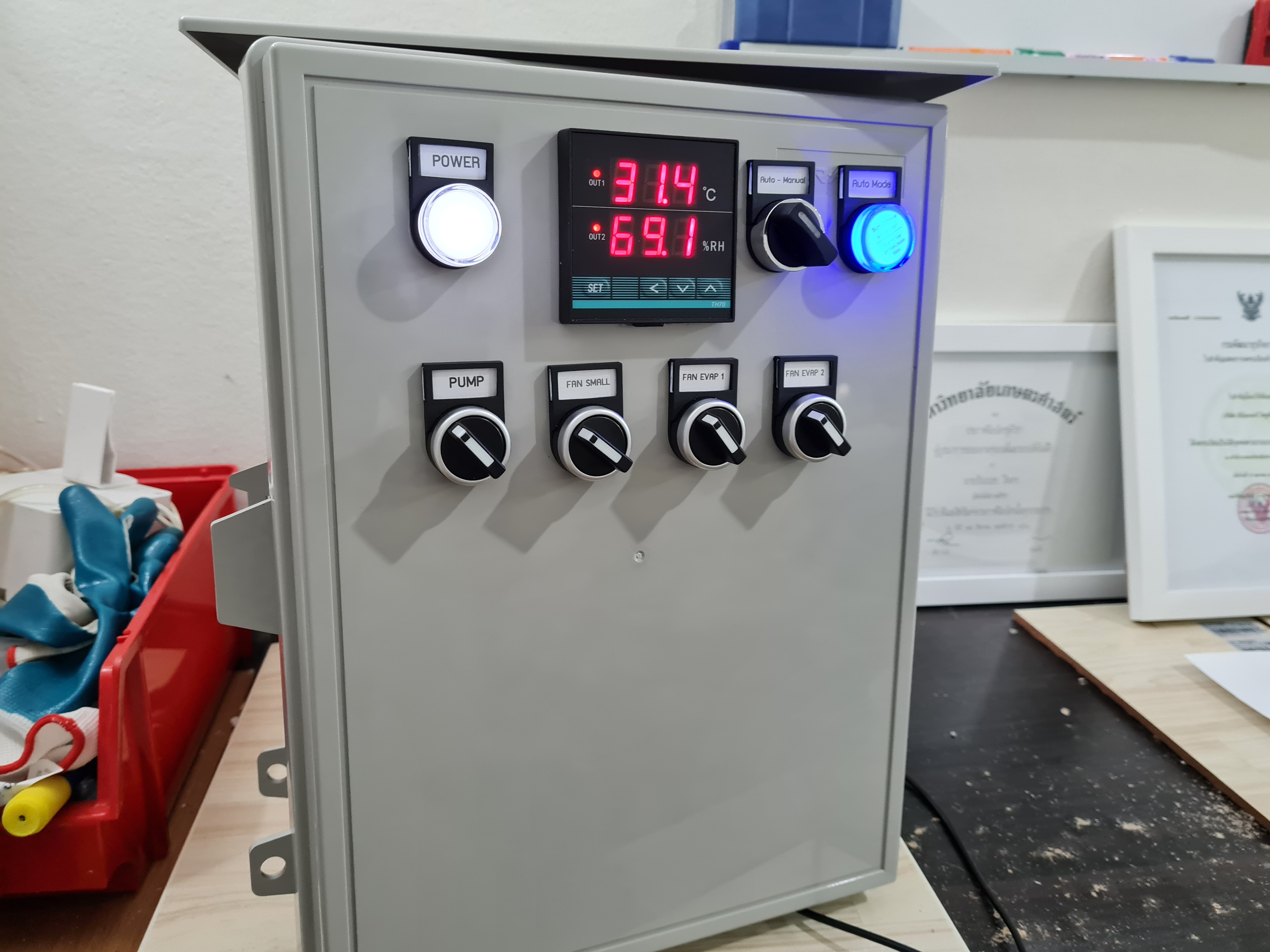 ตู้ควบคุมอุณหภูมิ ความชื้น เปิดปิดปั๊ม โดยใช้โมดูล TH70