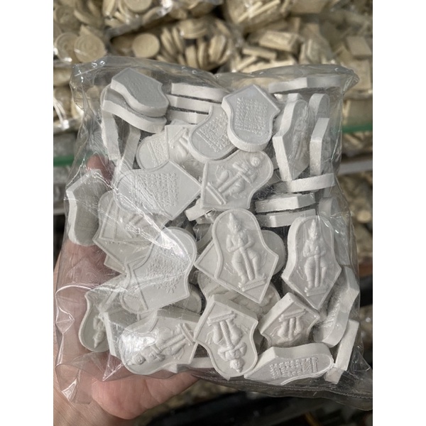 พระผง ท้าวเวสสุวรรณ สีขาว พระเเจก สำหรับเเจกงานมงคล 1 ถุงมี100 องค์