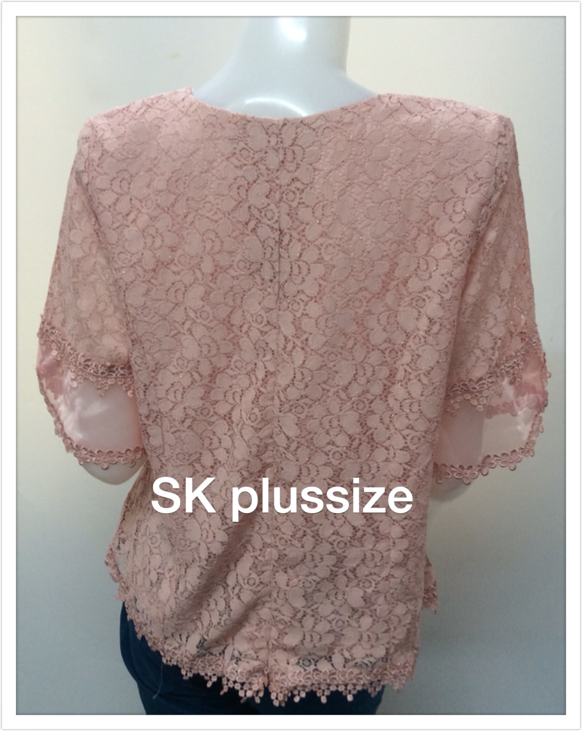 เสื้อลูกไม้ สีกลีบบัว แต่งผ้าแก้วคล้ายเสื้อคลุม รอบอก 36 นิ้ว