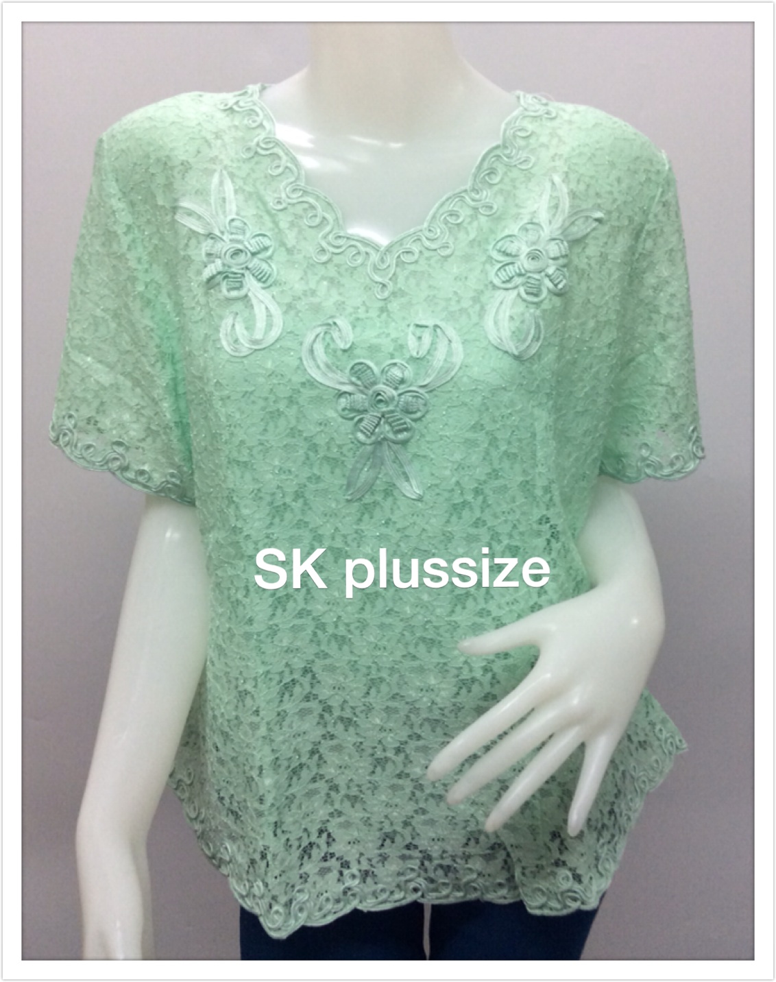 เสื้อลูกไม้ สีเขียว แขนสั้น รอบอก 44 นิ้ว