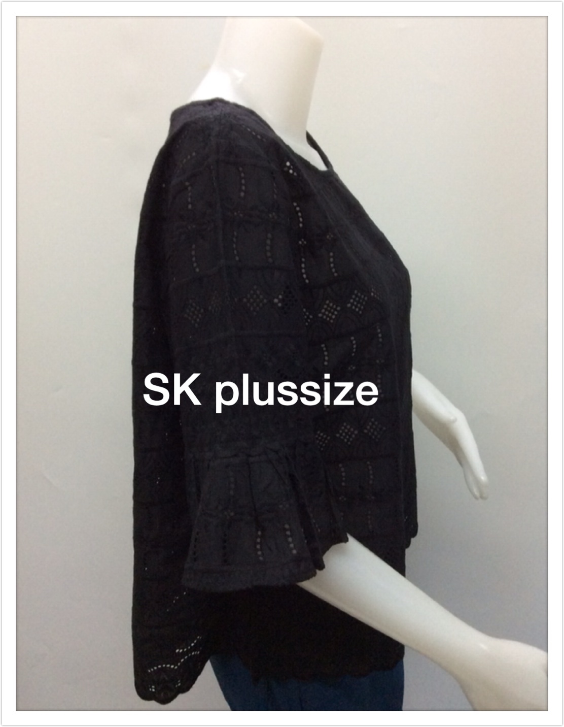 เสื้อคอตตอนฉลุ สีดำ คอปาด แขนต่อระบาย รอบอก 46 นิ้ว