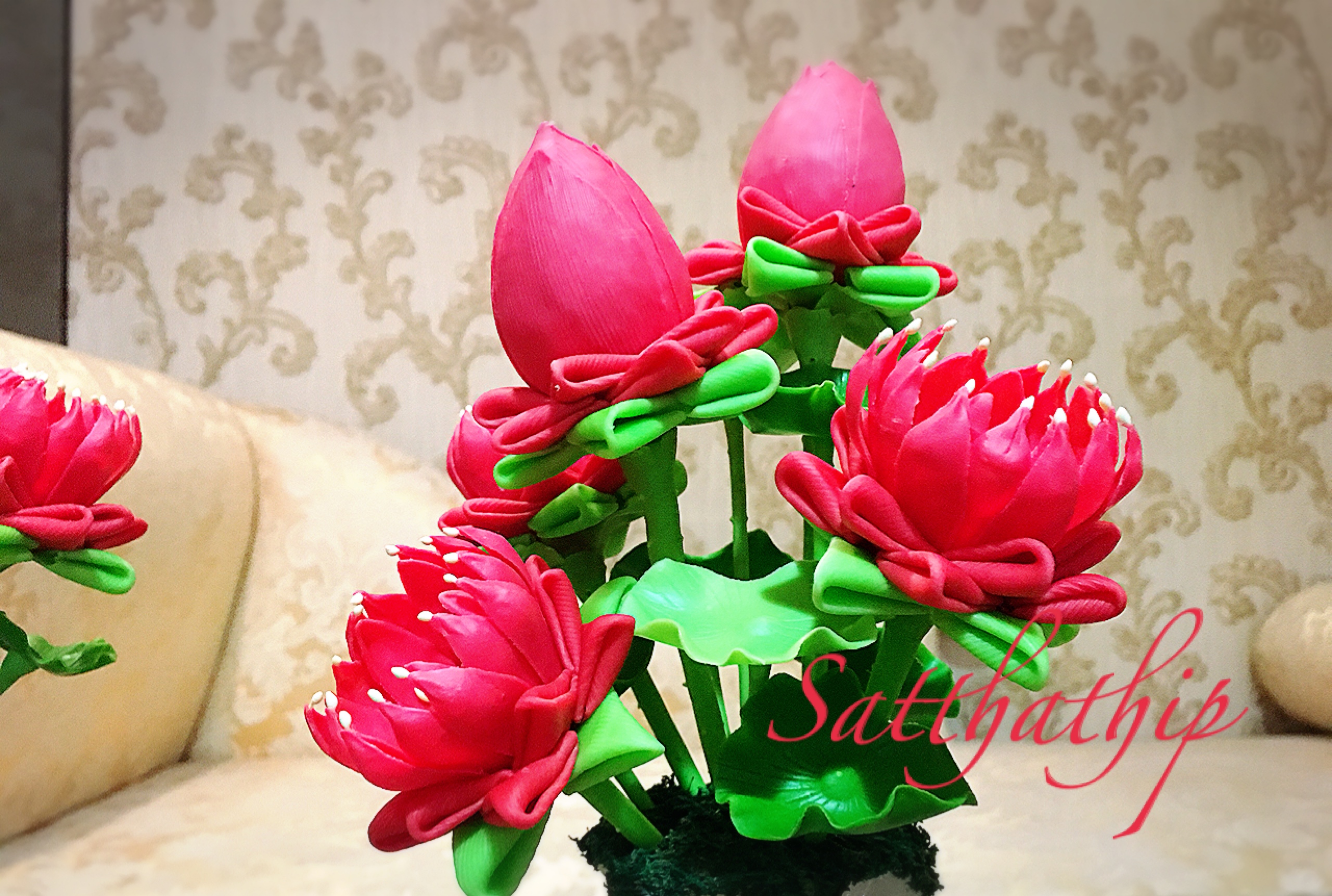 แจกันดอกบัว - ดอกบัวประดิษฐ์ - แจกันดอกบัวพับสีแดง (ข้างละ 5 ดอก) - แจกันดอกบัวประดิษฐ์ - Lotus Flower