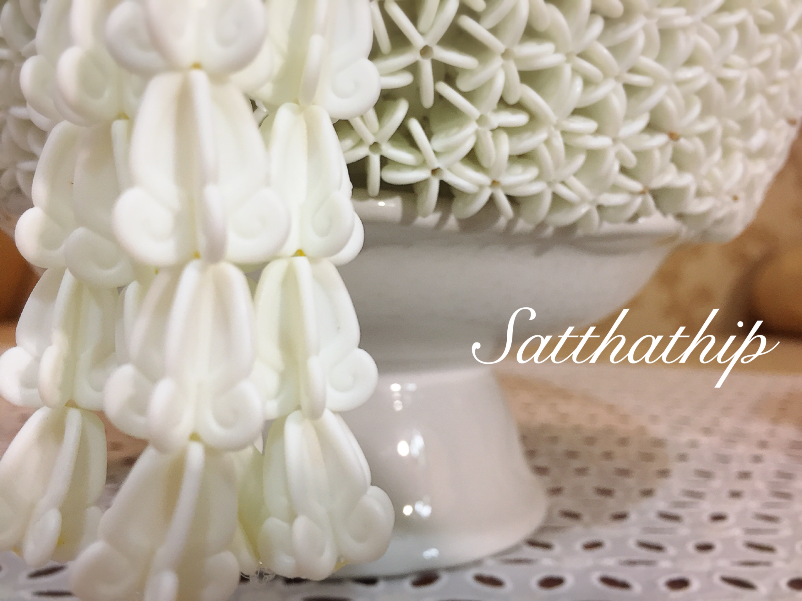 พานพุ่ม - พานพุ่มสักการะ - พานพุ่มดอกรัก - พานพุ่มดอกรักประดิษฐ์ (พลาสติก) - พานพุ่มสีขาว - Panpum