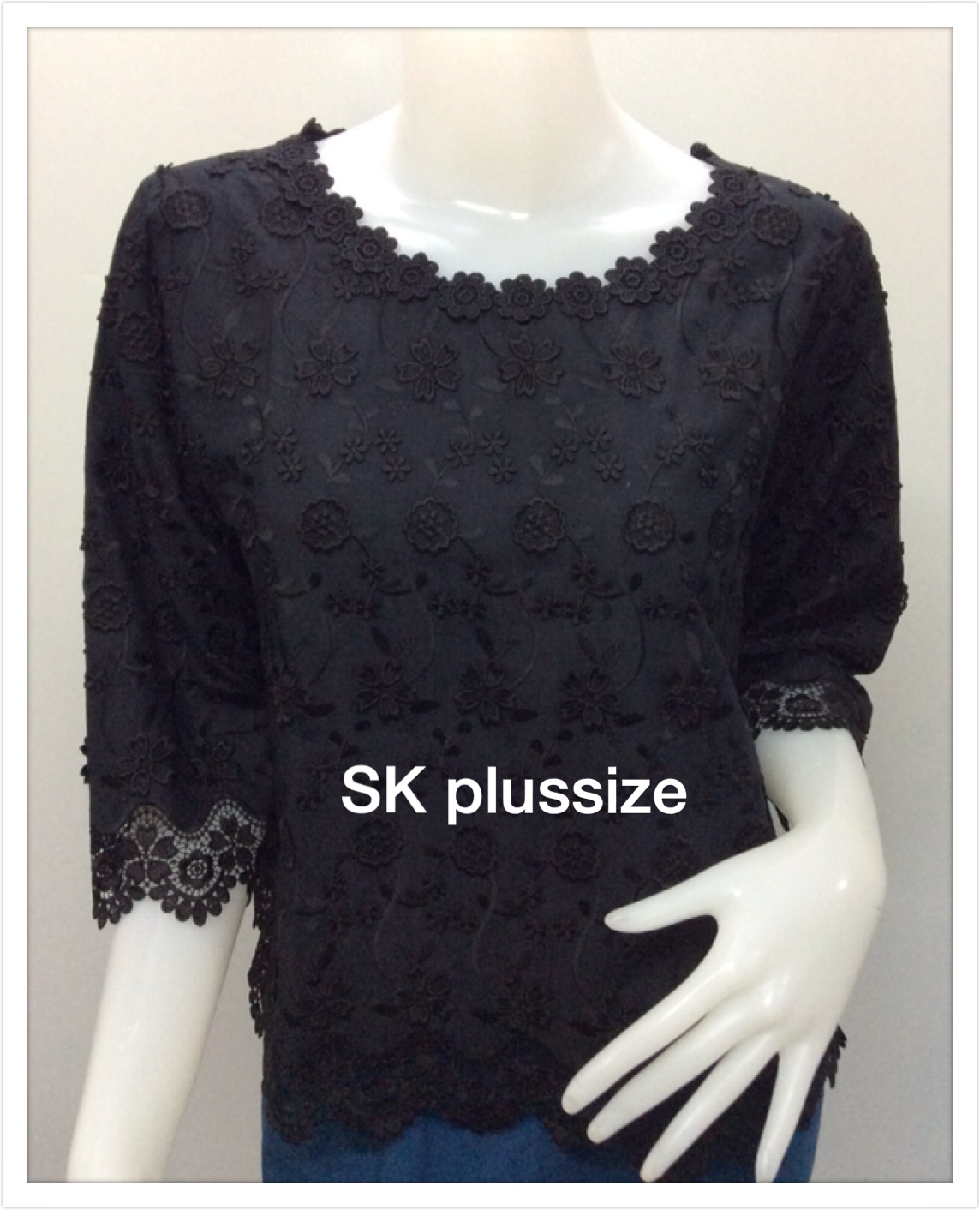 เสื้อลูกไม้ดอกลอย สีดำ คอปาด แขน 3 ส่วน รอบอก 46 นิ้ว