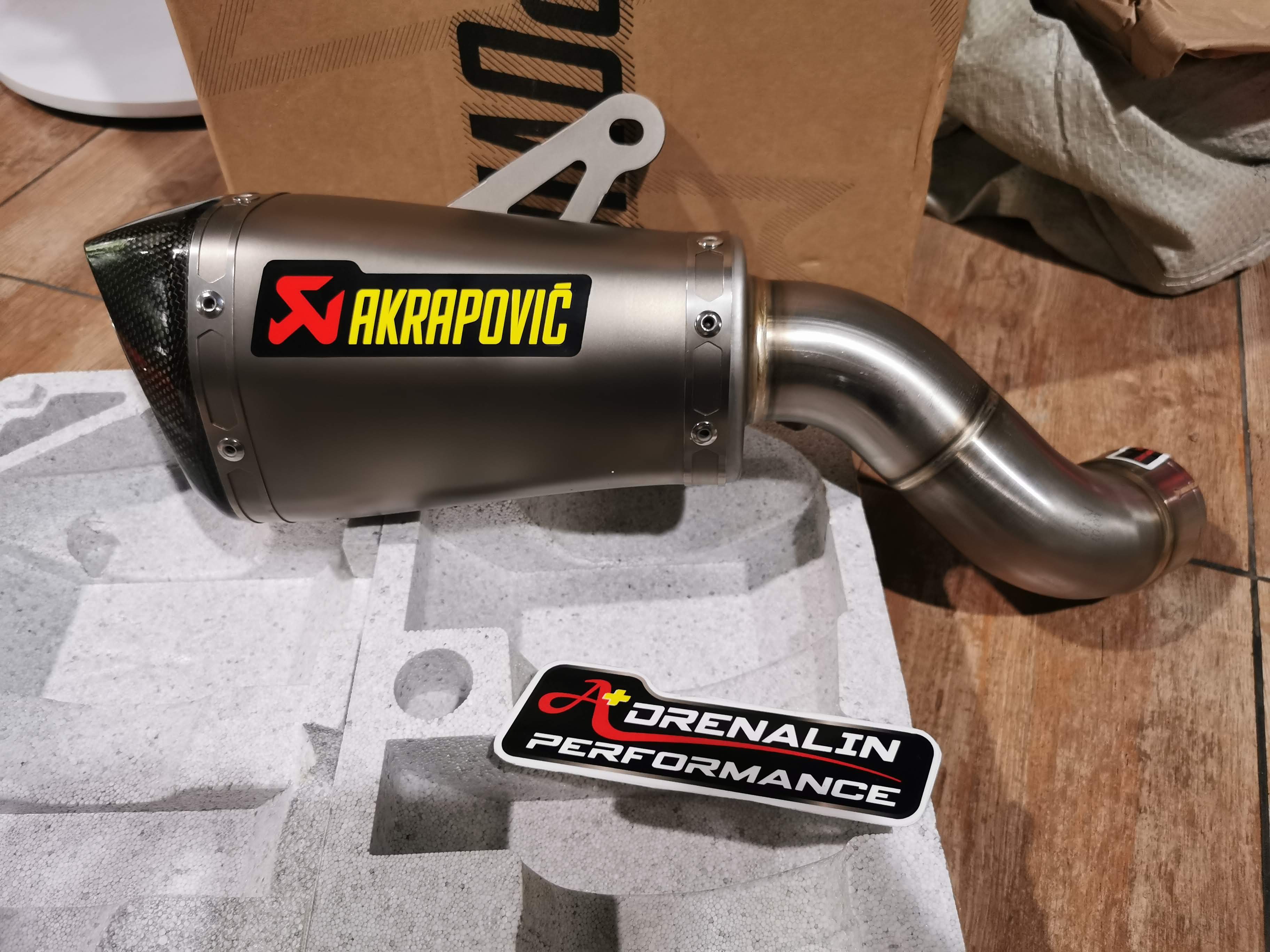 ท่อ Akrapovic Slip-On Shorty สำหรับ Z900 (For Exhibition only)
